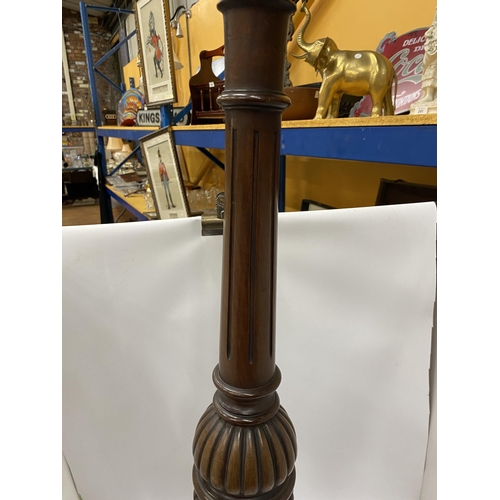 103 - A LARGE MAHOGANY TABLE LAMP WITH FLUTED DESIGN, HEIGHT 77CM