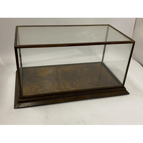 122 - A VINTAGE WOODEN FRAMED DISPLAY CASE, 18 X 32 X 17CM