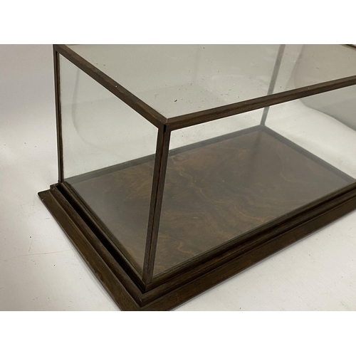 122 - A VINTAGE WOODEN FRAMED DISPLAY CASE, 18 X 32 X 17CM