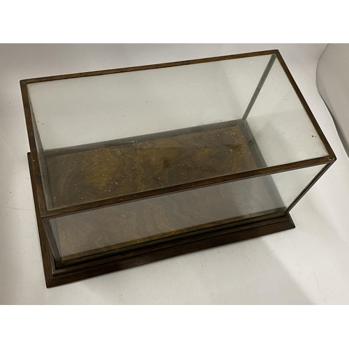 122 - A VINTAGE WOODEN FRAMED DISPLAY CASE, 18 X 32 X 17CM