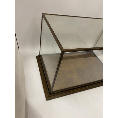 123 - A LARGE VINTAGE WOODEN FRAMED DISPLAY CASE, 27 X 40.5 X 25.5CM