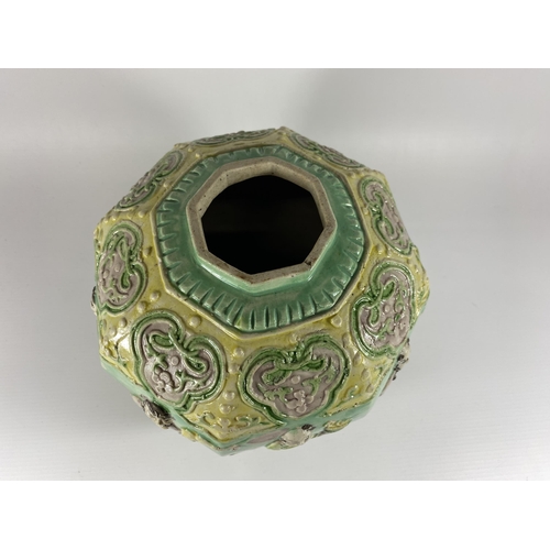 425A - A CHINESE FAMILLE JAUNE OCTAGONAL JAR WITH FIGURAL DESIGN, FOUR CHARACTER MARK TO BASE, HEIGHT 22CM