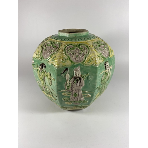 425A - A CHINESE FAMILLE JAUNE OCTAGONAL JAR WITH FIGURAL DESIGN, FOUR CHARACTER MARK TO BASE, HEIGHT 22CM