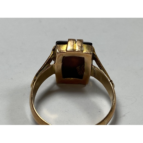 501 - A 14CT YELLOW GOLD HARDSTONE RING, WEIGHT 5.14G