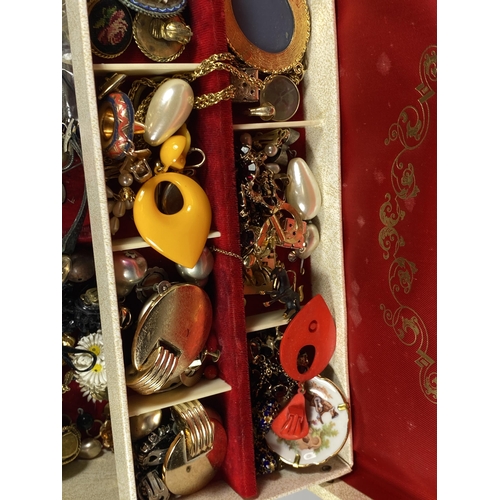 504 - A JEWELLERY BOX CONTAINING ASSORTED COSTUME JEWELLERY, BROOCHES ETC