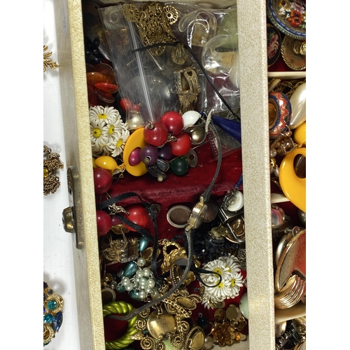 504 - A JEWELLERY BOX CONTAINING ASSORTED COSTUME JEWELLERY, BROOCHES ETC