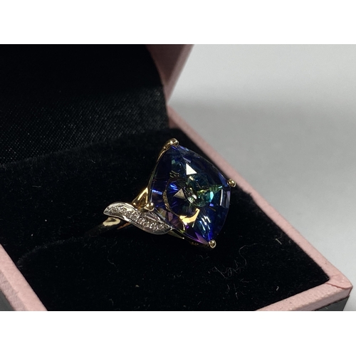 524 - A 9CT GOLD, BLUE & PURPLE ABSTRACT STONE RING,WEIGHT 3.6G, BOXED