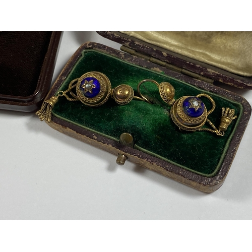 527 - A MIXED LOT OF VINTAGE COSTUME JEWELLERY TO INCLUDE LAPIS LAZULI TYPE EARRINGS, CAMEO BROOCH ETC