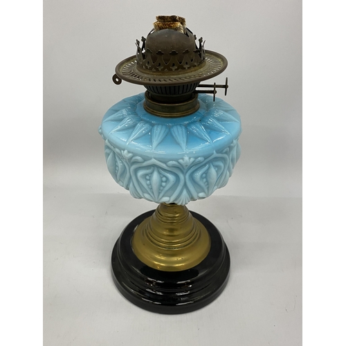 59 - A VINTAGE OIL LAMP WITH BLUE GLASS RESERVOIR, HEIGHT 35CM