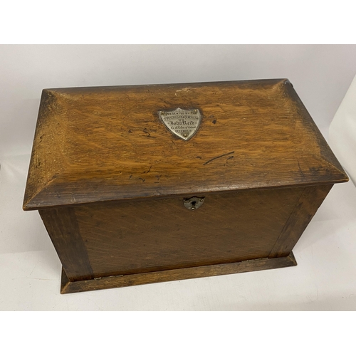 60 - A VINTAGE OAK FOLD OUT WRITING SLOPE BOX WITH BLACK LEATHER INTERIOR, 20 X 33 X 19CM