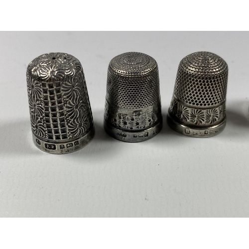 617 - A GROUP OF THREE HALLMARKED SILVER THIMBLES AND FURTHER PLATED EXAMPLE