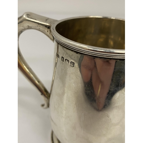 65 - A BIRMINGHAM HALLMARKED SILVER TANKARD / MUG