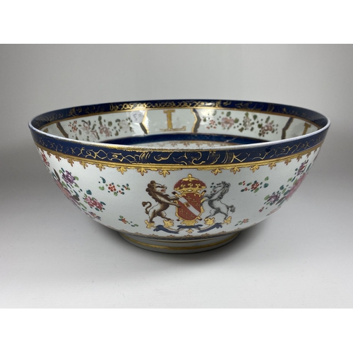 826 - A LARGE SAMSON TYPE CONTINENTAL ARMORIAL PORCELAIN FRUIT BOWL, DIAMETER 30CM