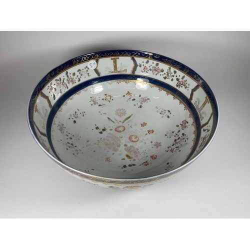 826 - A LARGE SAMSON TYPE CONTINENTAL ARMORIAL PORCELAIN FRUIT BOWL, DIAMETER 30CM