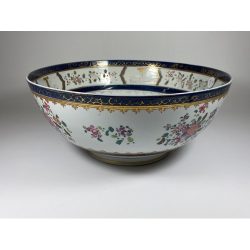 826 - A LARGE SAMSON TYPE CONTINENTAL ARMORIAL PORCELAIN FRUIT BOWL, DIAMETER 30CM