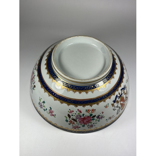 826 - A LARGE SAMSON TYPE CONTINENTAL ARMORIAL PORCELAIN FRUIT BOWL, DIAMETER 30CM