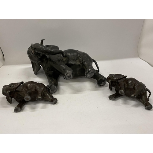 84 - A SET OF THREE VINTAGE SPELTER/LEAD ELEPHANT MODELS, HEIGHT 19CM