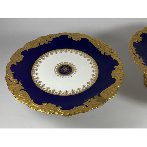 840 - A PAIR OF COPELAND SPODE COBALT BLUE AND GILT PEDESTAL BOWLS, DIAMETER 24CM