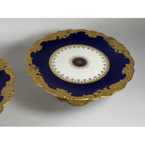 840 - A PAIR OF COPELAND SPODE COBALT BLUE AND GILT PEDESTAL BOWLS, DIAMETER 24CM