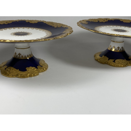 840 - A PAIR OF COPELAND SPODE COBALT BLUE AND GILT PEDESTAL BOWLS, DIAMETER 24CM