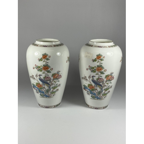 849 - A PAIR OF WEDGWOOD KUTANI CRANE PATTERN VASES, HEIGHT 22CM