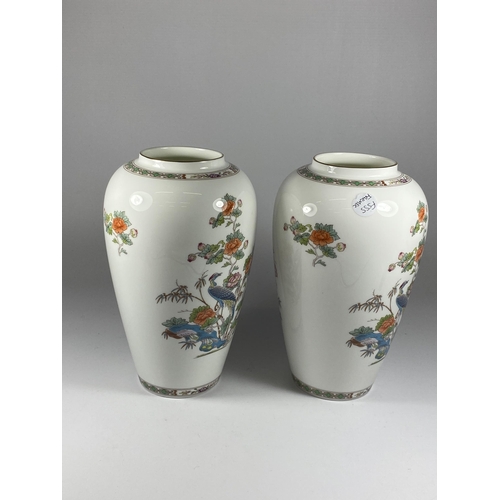 849 - A PAIR OF WEDGWOOD KUTANI CRANE PATTERN VASES, HEIGHT 22CM