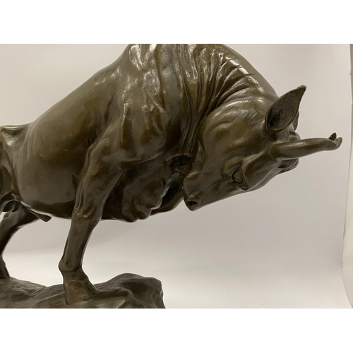 93 - A LARGE BRONZE MODEL OF A BULL ON A MARBLE BASE, HEIGHT 28CM