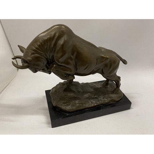 93 - A LARGE BRONZE MODEL OF A BULL ON A MARBLE BASE, HEIGHT 28CM