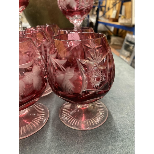 132 - A QUANTITY OF BOHEMIAN CRANBERRY GLASSES WITH ETCHED DETAILS - 12 IN TOTAL