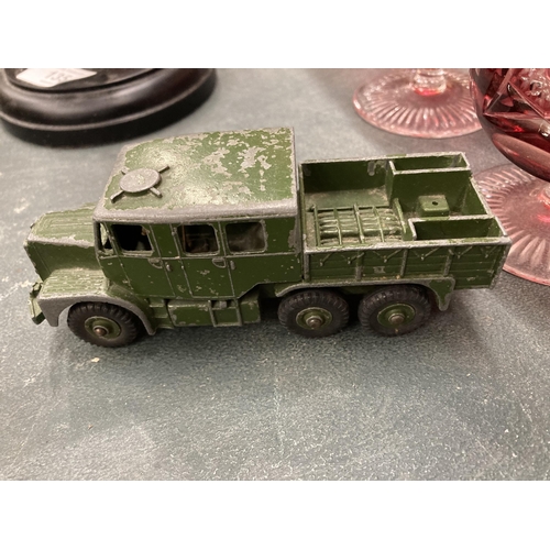 134 - A COLLECTION OF VINTAGE MILITARY TOYS TO INCLUDE A SEARCHLIGHT, MACHINE GUN, TRUCK, ETC