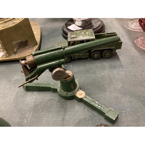 134 - A COLLECTION OF VINTAGE MILITARY TOYS TO INCLUDE A SEARCHLIGHT, MACHINE GUN, TRUCK, ETC