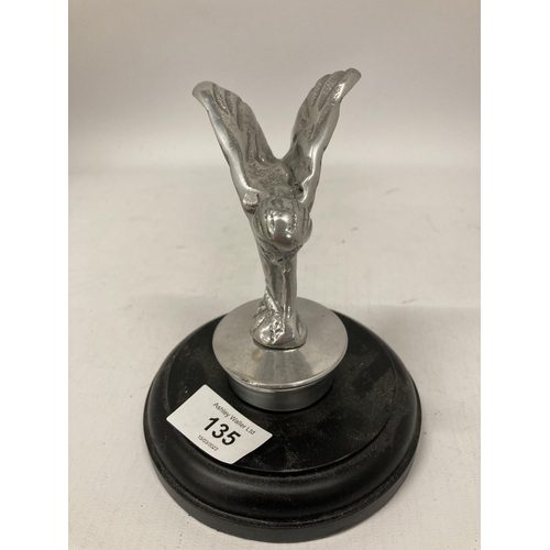 135 - A CHROME ROLLS ROYCE STYLE DESKTOP ORNAMENT ON A PLINTH HEIGHT 14CM