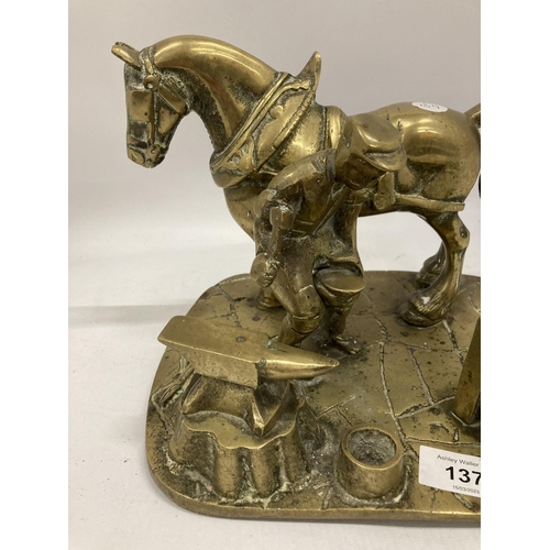 137 - A HEACY BRASS MODEL OF A BLACKSMITH SHOEING A HORSE HEIGHT 18CM, WIDTH 24CM, DEPTH 20CM