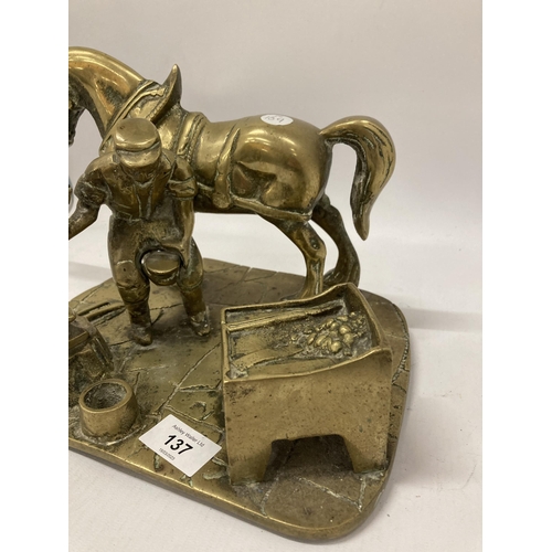 137 - A HEACY BRASS MODEL OF A BLACKSMITH SHOEING A HORSE HEIGHT 18CM, WIDTH 24CM, DEPTH 20CM