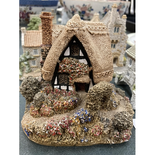 156 - A COLLECTION OF LILLIPUT LANE COTTAGES - 8 IN TOTAL