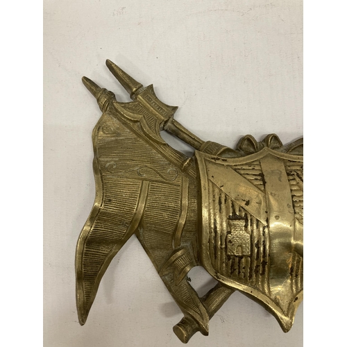 172 - A BRASS COAT OF ARMS LENGTH 19CM