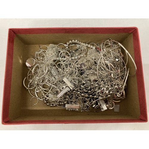 173 - A QUANTITY OF WHITE METAL COSTUME JEWELLERY TO INCLUDE NECKLACES, EARRINGS, ETC