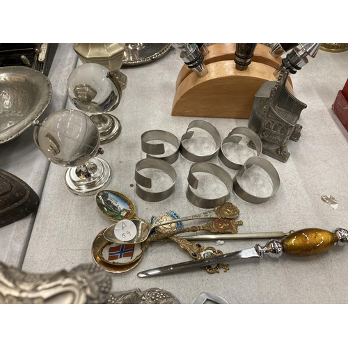 177 - A QUANTITY OF SILVER PLATED ITEMS TO INCLUDE CANDLESTICKS, NAPKIN RINGS, BOTTLE STOPPERS, A BOXED SE... 