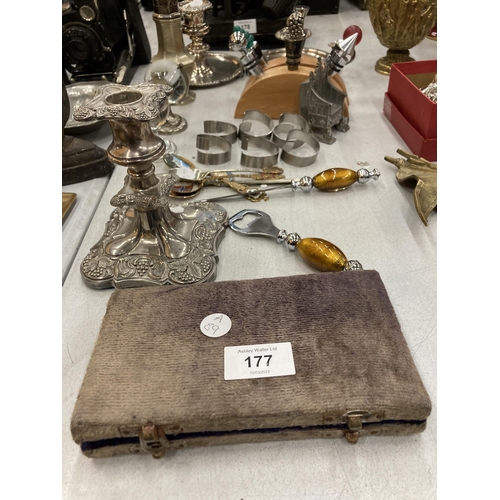 177 - A QUANTITY OF SILVER PLATED ITEMS TO INCLUDE CANDLESTICKS, NAPKIN RINGS, BOTTLE STOPPERS, A BOXED SE... 