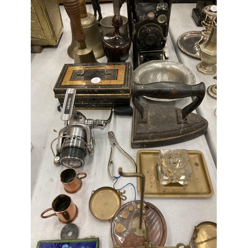 179 - A LARGE COLLECTION OF VINTAGE ITEMS TO INCLUDE SCALES AND WEIGHTS, TINS, BRASS BELLS, DOORSTOP ETC