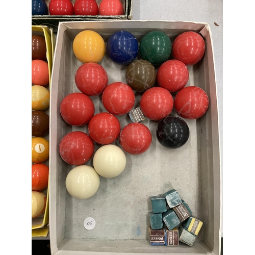 180 - A LARGE QUANTITY OF SNOOKER AND POOL BALLS WITH A TRIANGLE AND CHALK