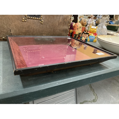 216 - AN ORIENTAL TABLE TOP DISPLAY CASE