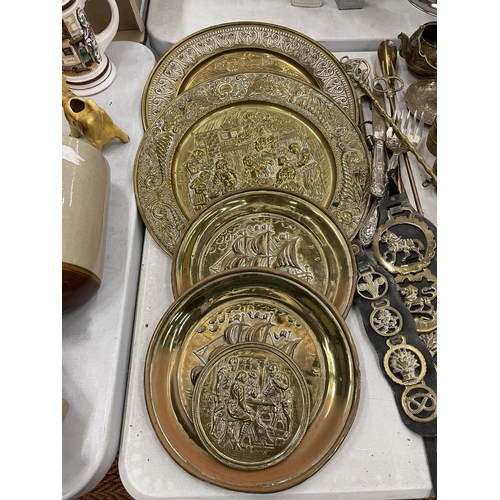 288 - A LARGE COLLECTION OF BRASSWARE TO INCLUDE CHARGERS, HORSES BRASSES, VARIOUS ORNAMENTAL ITEMS ETC