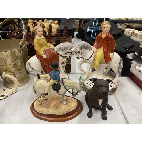 911 - FOUR CERAMIC FIGURES TO INCLUDE TWO STAFFORDSHIRE HORSES, A BORDER FINE ARTS AROUND THE WORLD FIGURE... 