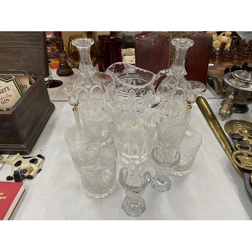 914 - A QUANTITY OF GLASSWARE TO INCLUDE CANDLESTICKS, DECANTERS, JUG, VASE ETC