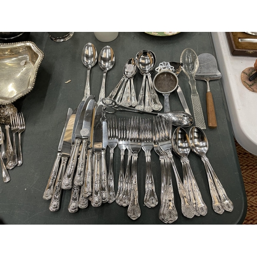 918 - A QUANTITY OF KINGS DESIGN FLATWARE