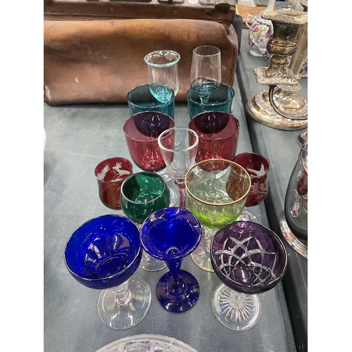 921 - A QUANTITY OF GLASSWARE TO INCLUDE COLOURED GLASS