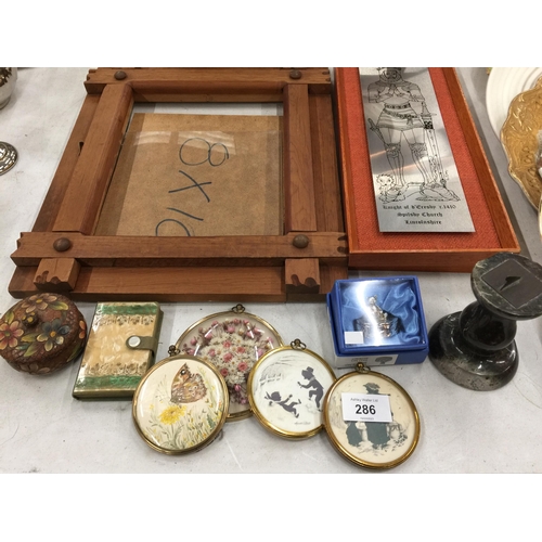 286 - VARIOUS ITEMS TO INCLUDE TWO MANTLE CLOCKS, A WOODEN PHOTO FRAME, FRAMED MINIATURES, ETC