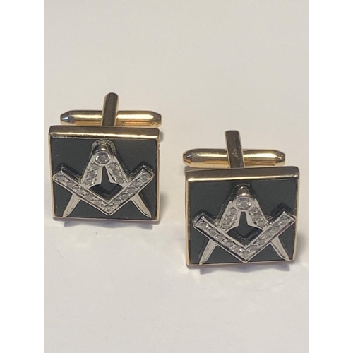 504A - A PAIR OF 18 CARAT YELLOW GOLD FRONTED WITH 18 CARAT WHITE GOLD CUFF LINKS EACH DECORATED WITH A DIA... 