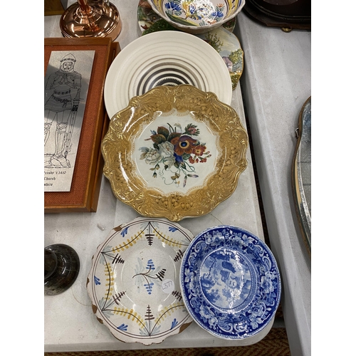 285 - AQUANTITY OF COLLECTABLE PLATES TO INCLUDE ROYAL DOULTON, CABINET PLATES, ETC